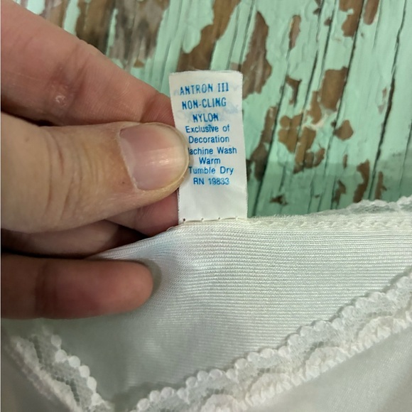 Women’s elegant white vintage maxi slip dress - Picture 4 of 6